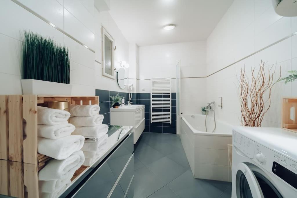Downtown 2Bd Riverside Apartment Near Dancing House プラハ エクステリア 写真
