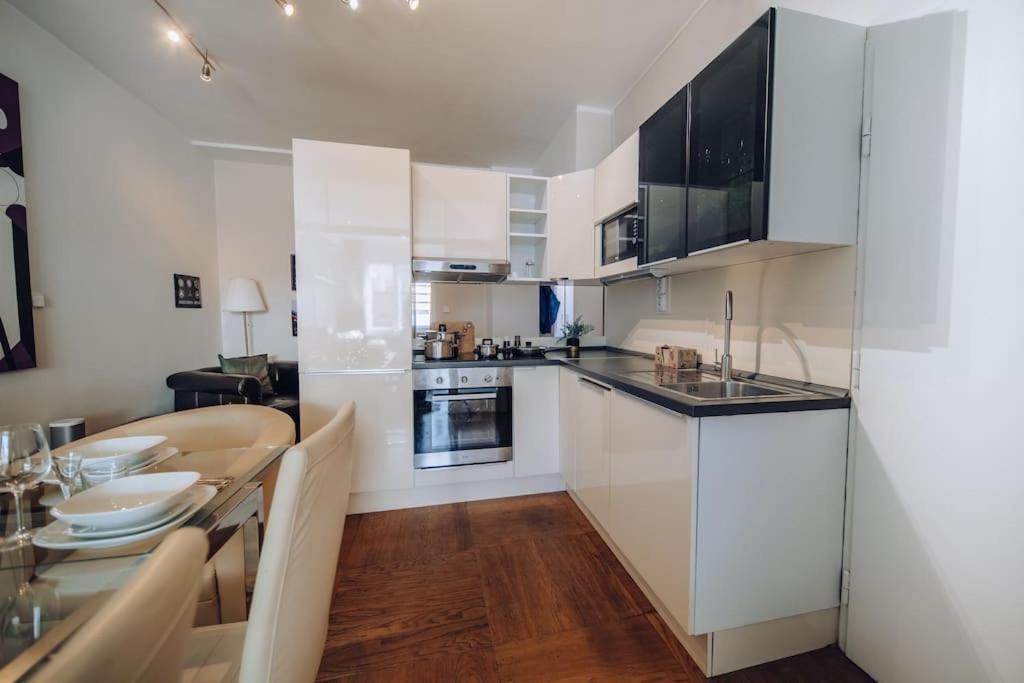 Downtown 2Bd Riverside Apartment Near Dancing House プラハ エクステリア 写真